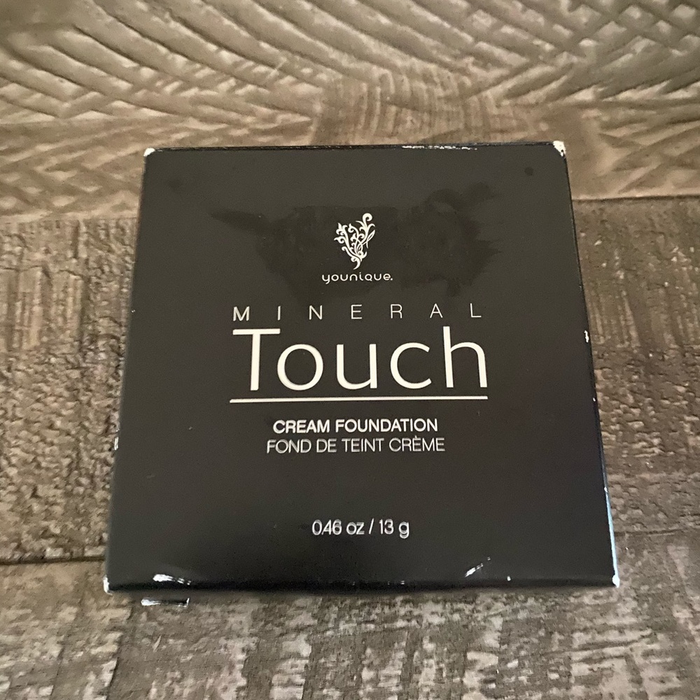 Younique Cream Foundation in Tafetta